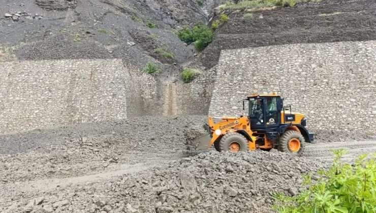 Artvin’de heyelan: Yol trafiğe kapandı
