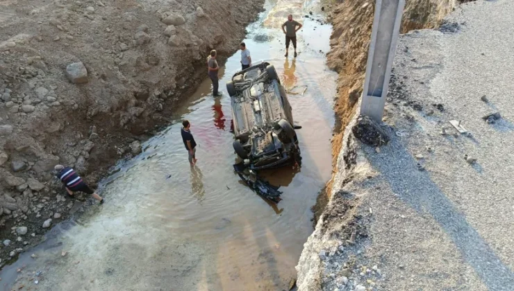 Dereye devrilen otomobildeki baba ve oğlu öldü