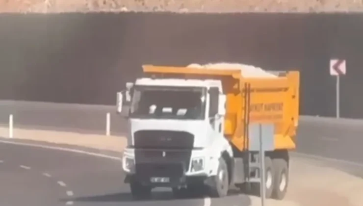 Hafriyat kamyonu karşı şeride geçerek trafiği tehlikeye attı
