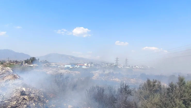 Kanal kenarında çıkan yangın söndürüldü