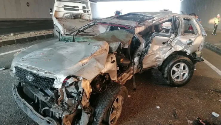 Kastamonu’da karşı yöne geçen otomobil, TIR’a çarptı; 3 ölü, 5 yaralı