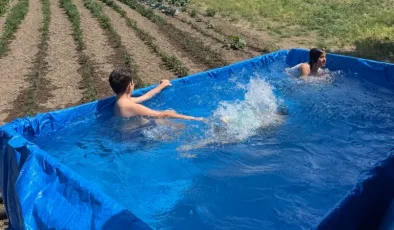 Traktörünün römorkunu torunları için havuza çevirdi