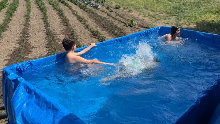 Traktörünün römorkunu torunları için havuza çevirdi