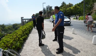 Virajı alamayan 2 çocuk bisikletle 5 metre yükseklikteki varyanttan çalılıklara düştü