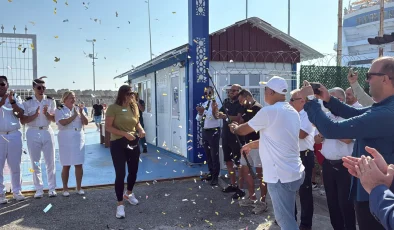 Amasra’ya kruvaziyer ile gelen 100 bininci turist, konfetiyle karşılandı