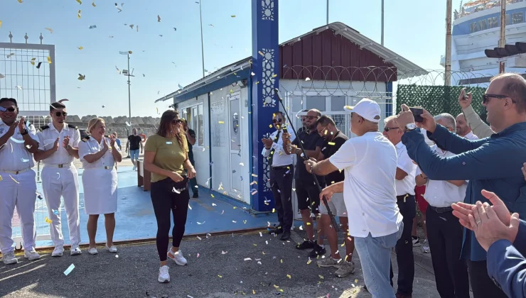 Amasra’ya kruvaziyer ile gelen 100 bininci turist, konfetiyle karşılandı