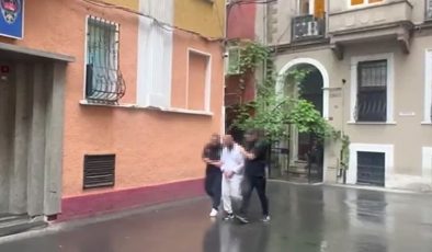 Araç içinde uyuyan şoförü gördü, şarjdaki telefonu böyle çaldı