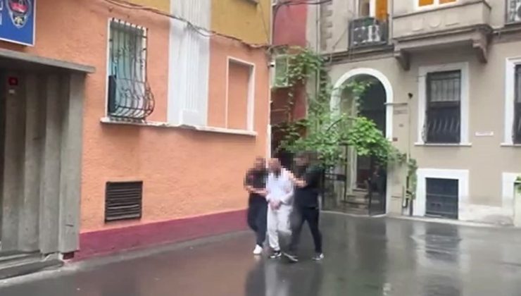 Araç içinde uyuyan şoförü gördü, şarjdaki telefonu böyle çaldı