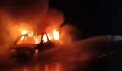 Motor kısmından alev alan otomobil yandı