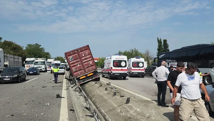 Otoyolda tırın yerinden söktüğü bariyer parçaları yola savruldu