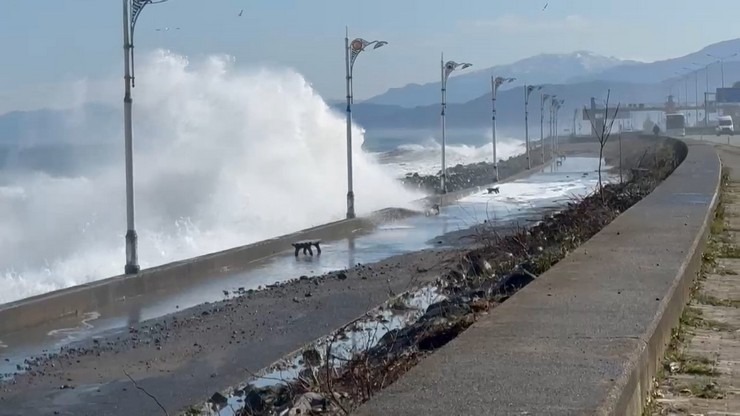 Rize’de Hafta Sonu Denize Girmek Yasaklandı