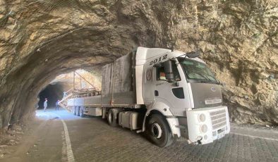 Taş Yolu tırın tünele sıkışması sonucu ulaşıma kapatıldı